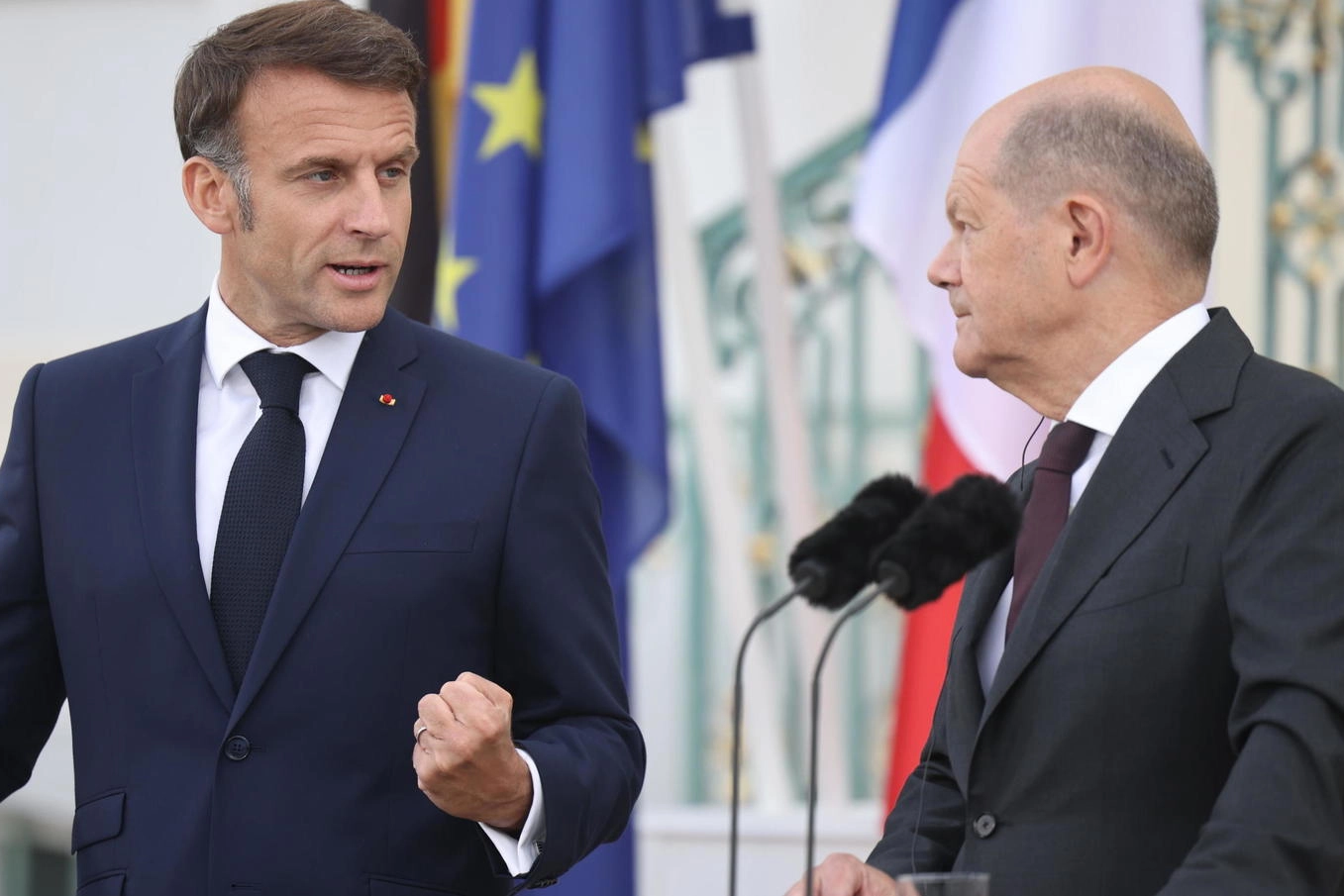 Il presidente francese Emmanuel Macron con il cancelliere tedesco Olaf Scholz