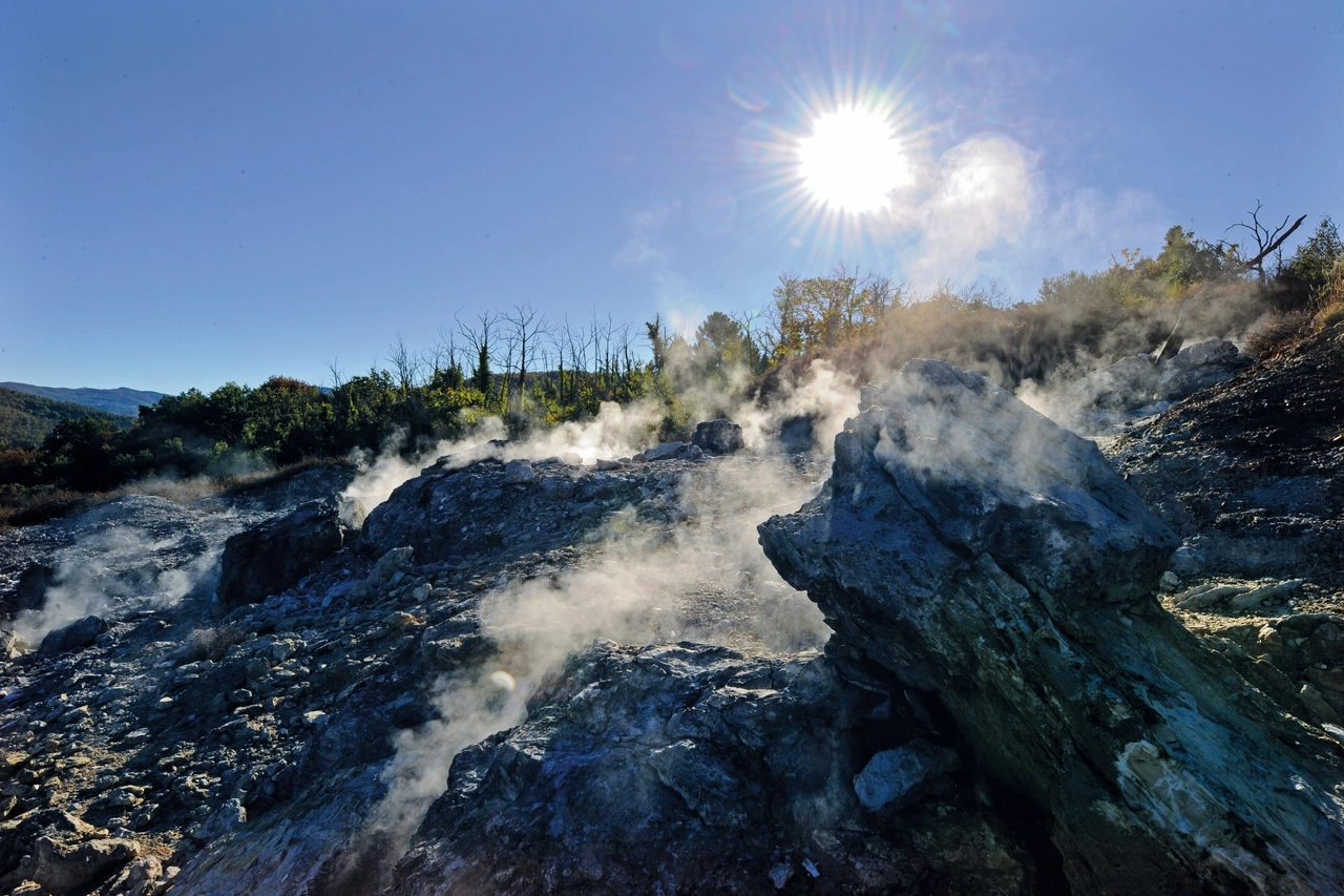 Le fumarole di Sasso Pisano, in Val Cecina. Alcune sono visibili dal Volterra, che domina la valle