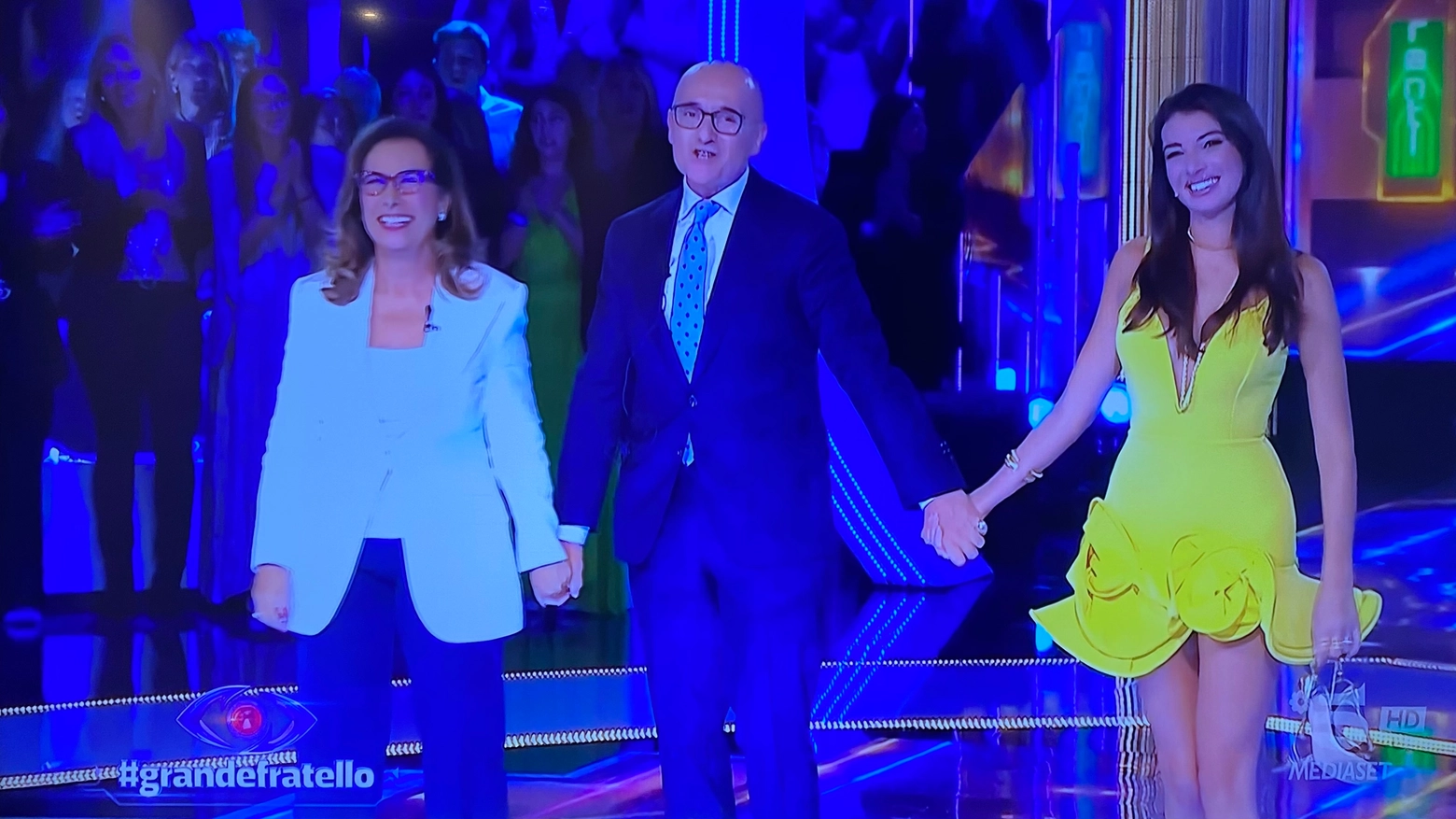 Cesara Buonamici, Alfonso Signorini e Rebecca Staffelli durante la prima puntata del Grande Fratello 2024