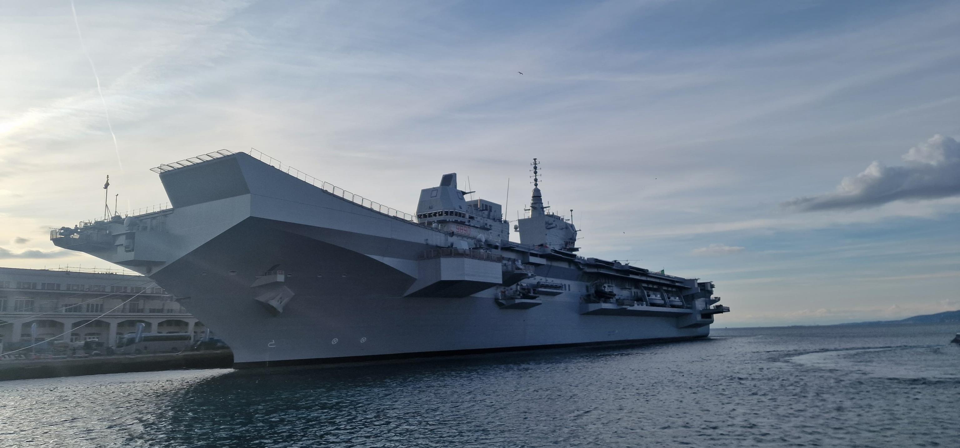 La portaerei Trieste ormeggiata al porto di Trieste in attesa dell’arrivo dell’Amerigo Vespucci