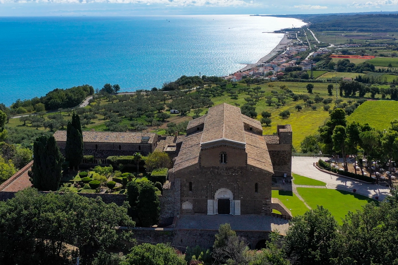 Fossacesia Marina con la sua spiaggia incastonata nel Golfo di Venere dominato dall'abbazia