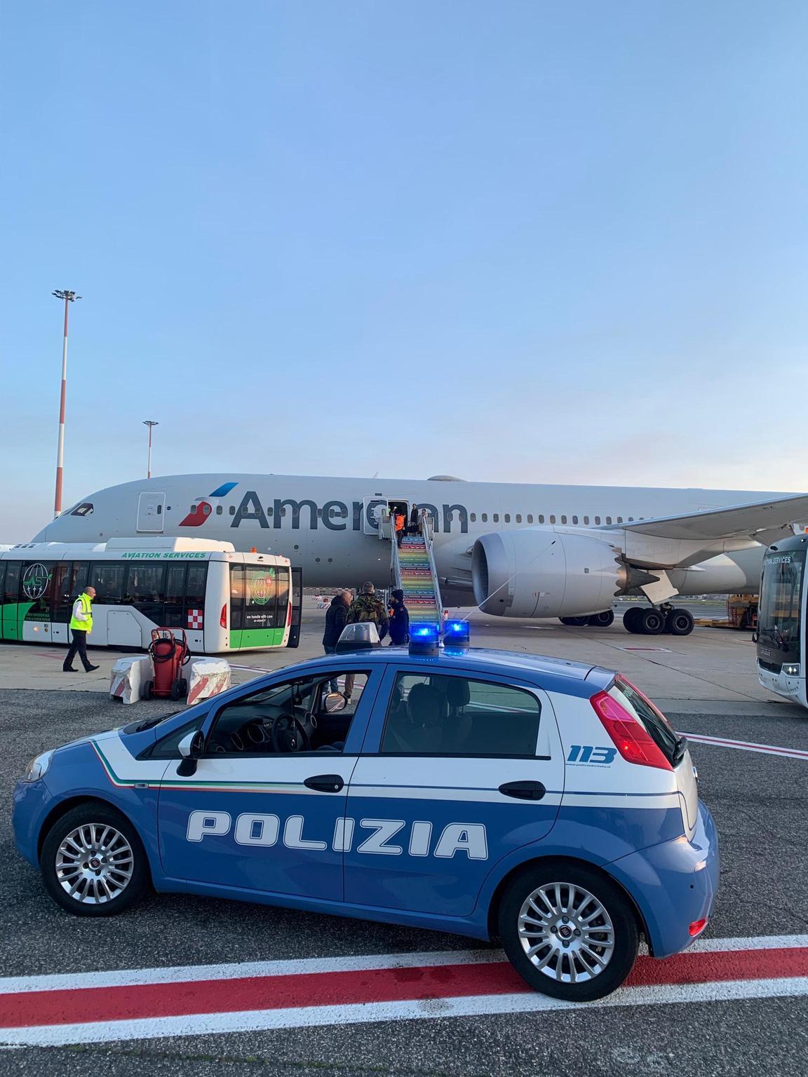 Allarme bomba, controlli negativi sull'aereo a Fiumicino