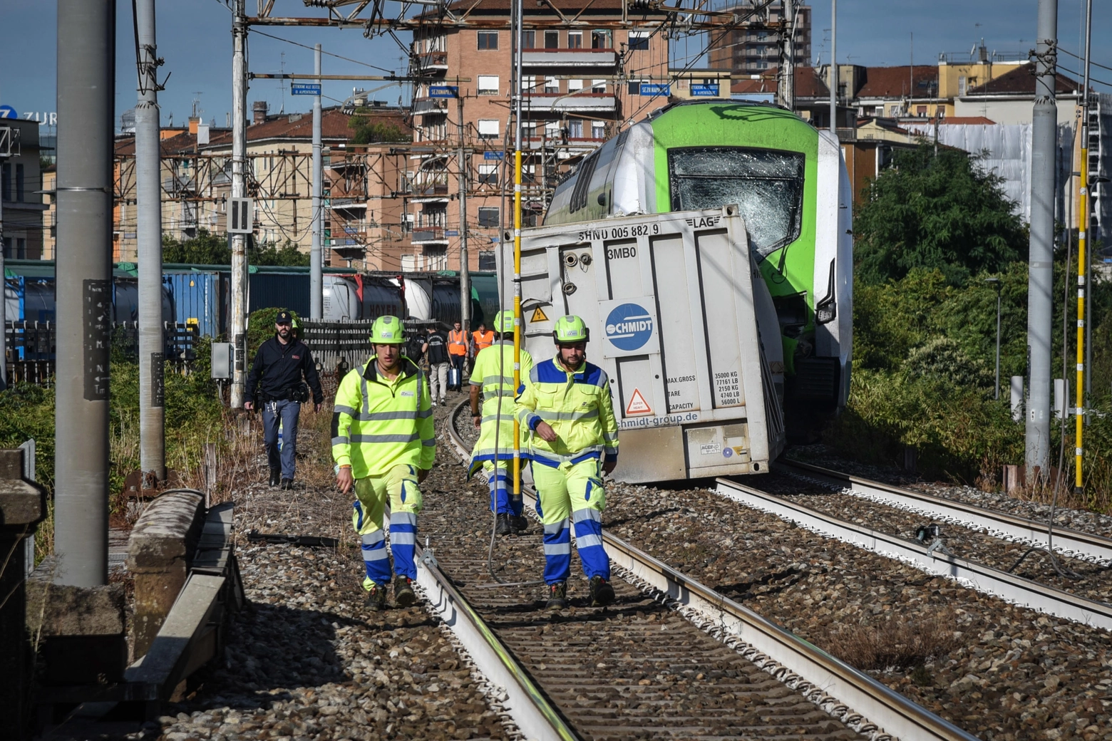 La locomotiva del regionale Trenord che si è scontrata contro il container nei pressi della stazione di Milano Greco Pirelli