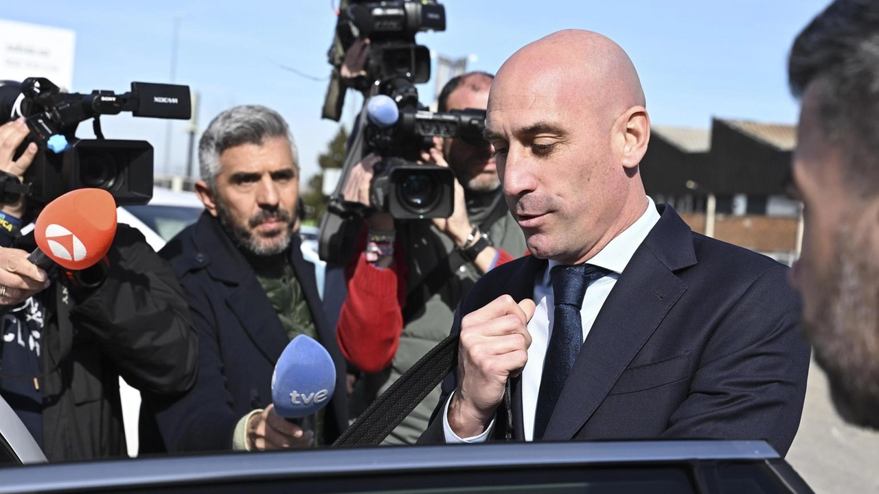 L'ex presidente della Federcalcio spagnola, Luis Rubiales, multato per il bacio forzato alla calciatrice Jenni Hermoso ai Mondiali 2023.