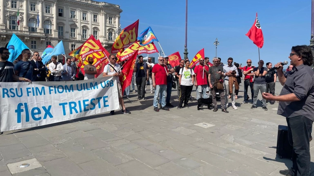 Presidio dei lavoratori Flex a Trieste contro la cessione a FairCap. Regione Fvg pronta a intervenire per mantenere l'occupazione.