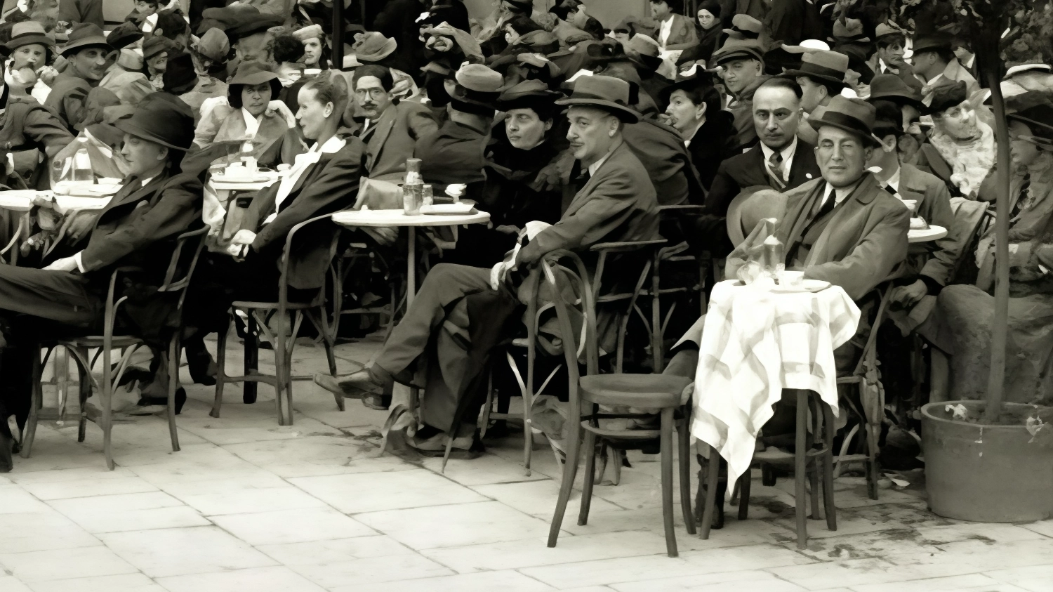 A Firenze, nel 1911, una rissa tra Ardengo Soffici e i futuristi Marinetti, Carrà, Boccioni e Russolo al caffè Giubbe Rosse segna l'inizio di un'alleanza tra le due principali avanguardie italiane.