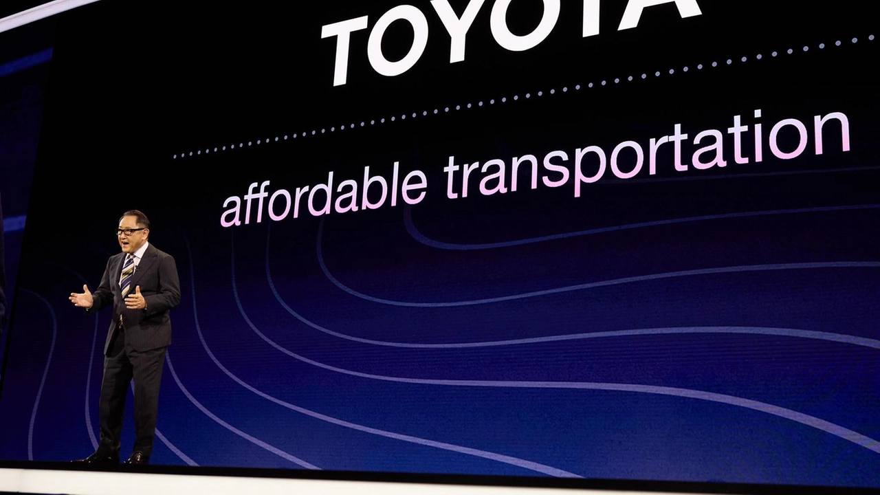 Toyota mantiene il primato globale nelle vendite nel 2024, spinta dai veicoli ibridi in Europa e Nord America, nonostante la flessione in Cina.