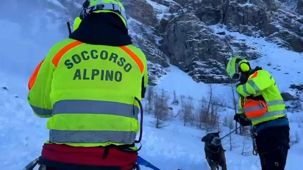 Una valanga si è staccata al Vallon Cros, Bardonecchia. Nessuna persona coinvolta, intervento del Soccorso Alpino.