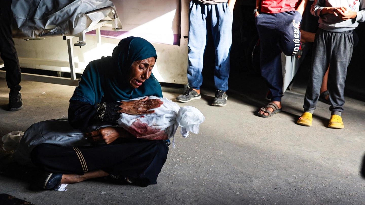 Disperazione per il bombardamento al campo profughi di Rafah