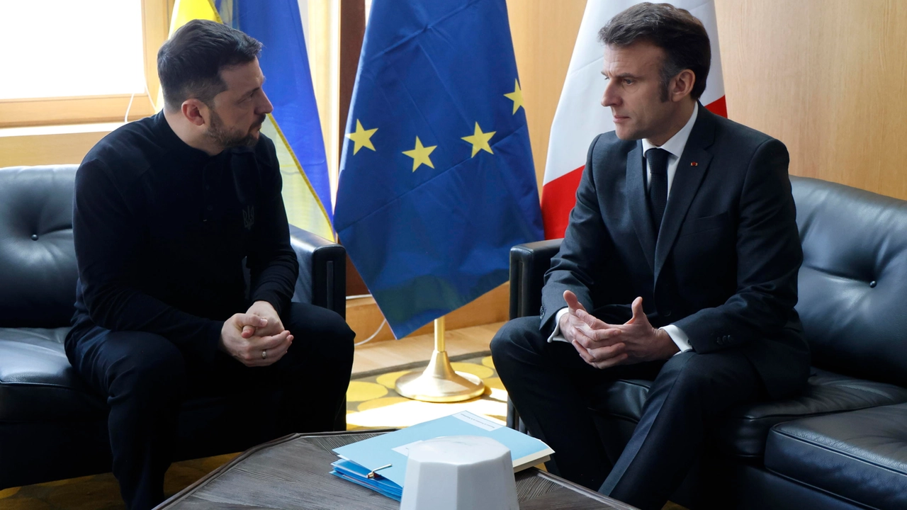 Il presidente ucraino Volodymyr Zelensky a colloquio con quello francese Emmanuel Macron (Ansa)