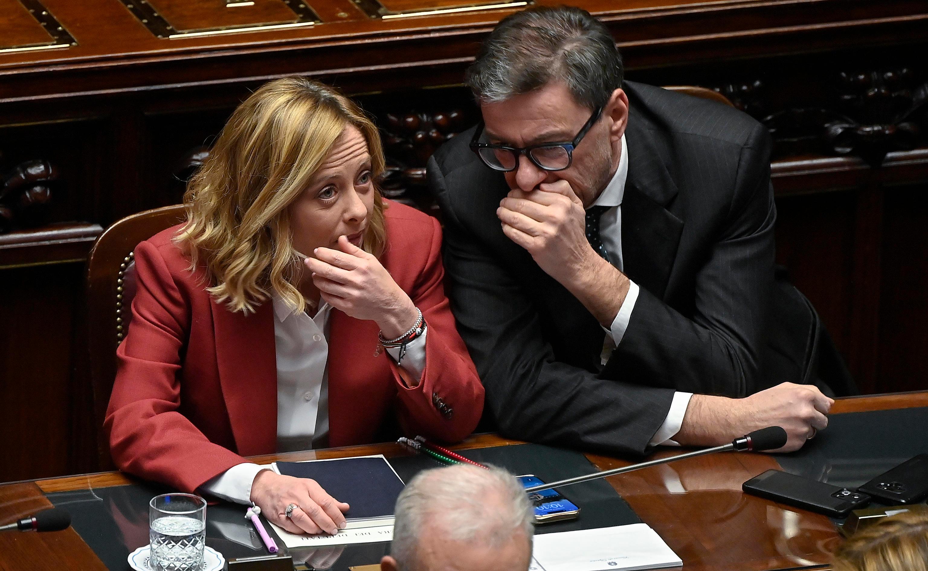 Mps vuole Mediobanca, il governo benedice l’operazione. Giorgetti: “È nell’interesse dell’Italia”