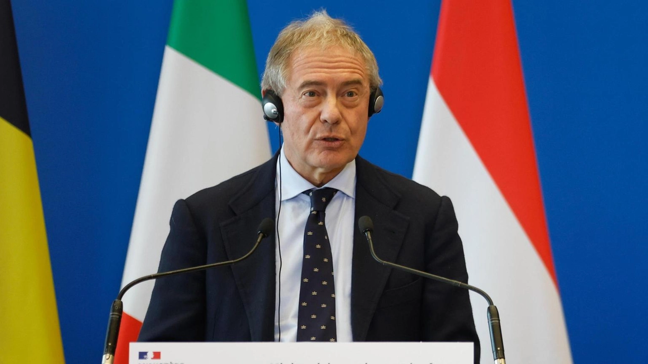 Il ministro Urso critica il Green Deal e chiede neutralità tecnologica per salvare l'industria automotive e garantire autonomia sulle batterie.