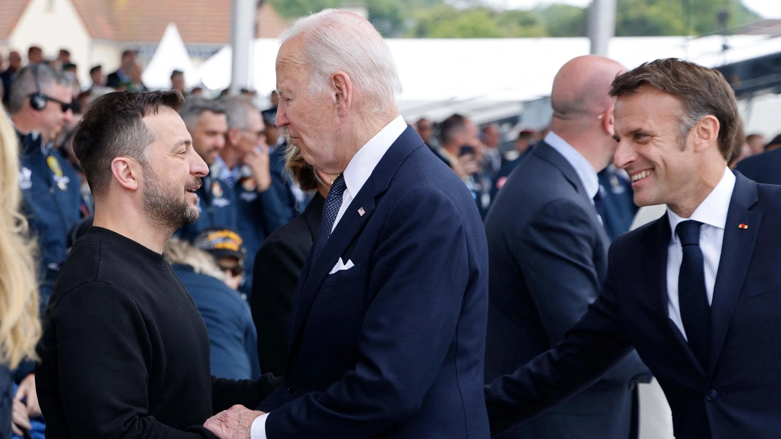 D-day, il presidente ucraino Zelensky insieme a Biden e Macron (Ansa)