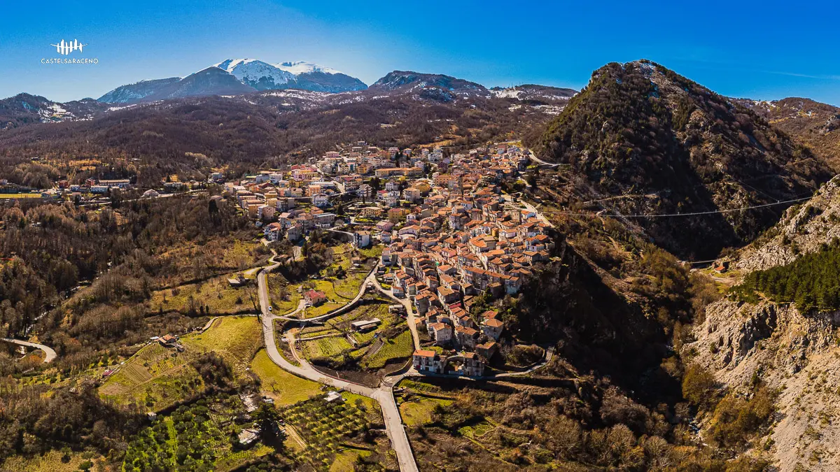 Castelsaraceno, il borgo della Basilicata che crea turismo grazie a una coach