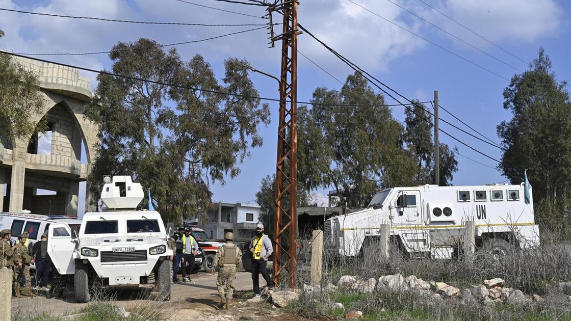 Pro Hezbollah attaccano mezzi Unifil, ferito generale