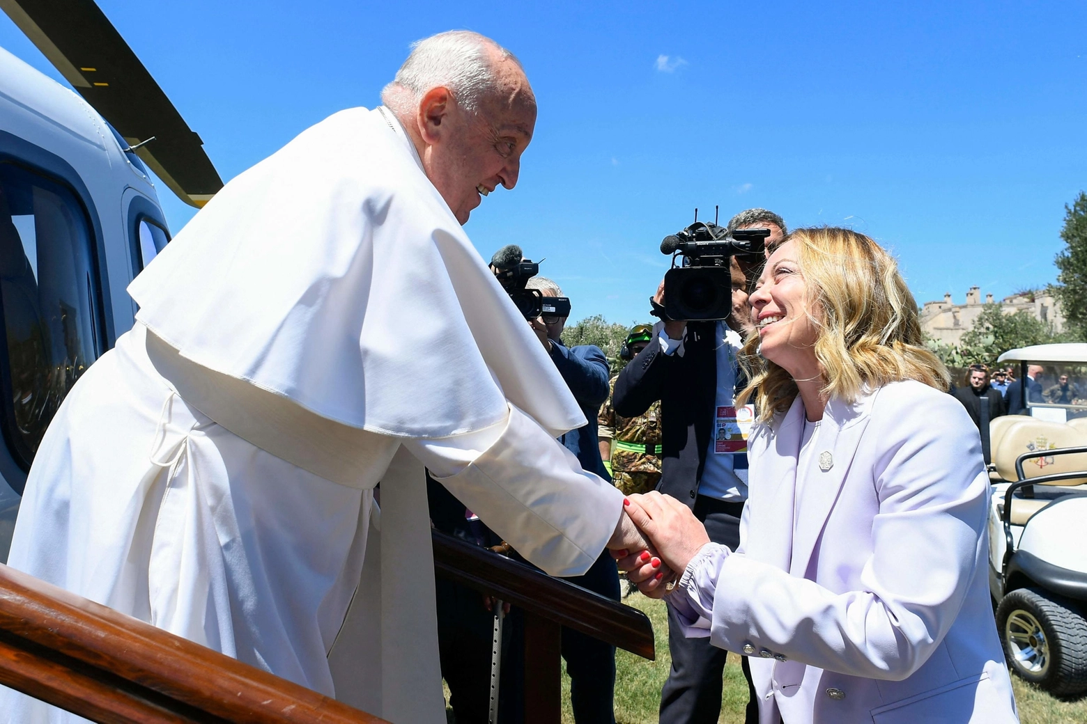 La premier Giorgia Meloni accoglie Papa Francesco