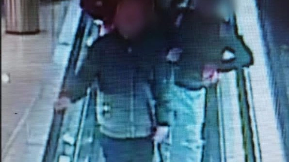 L’uomo con il fucile in mano su un tapis roulant in Stazione Centrale