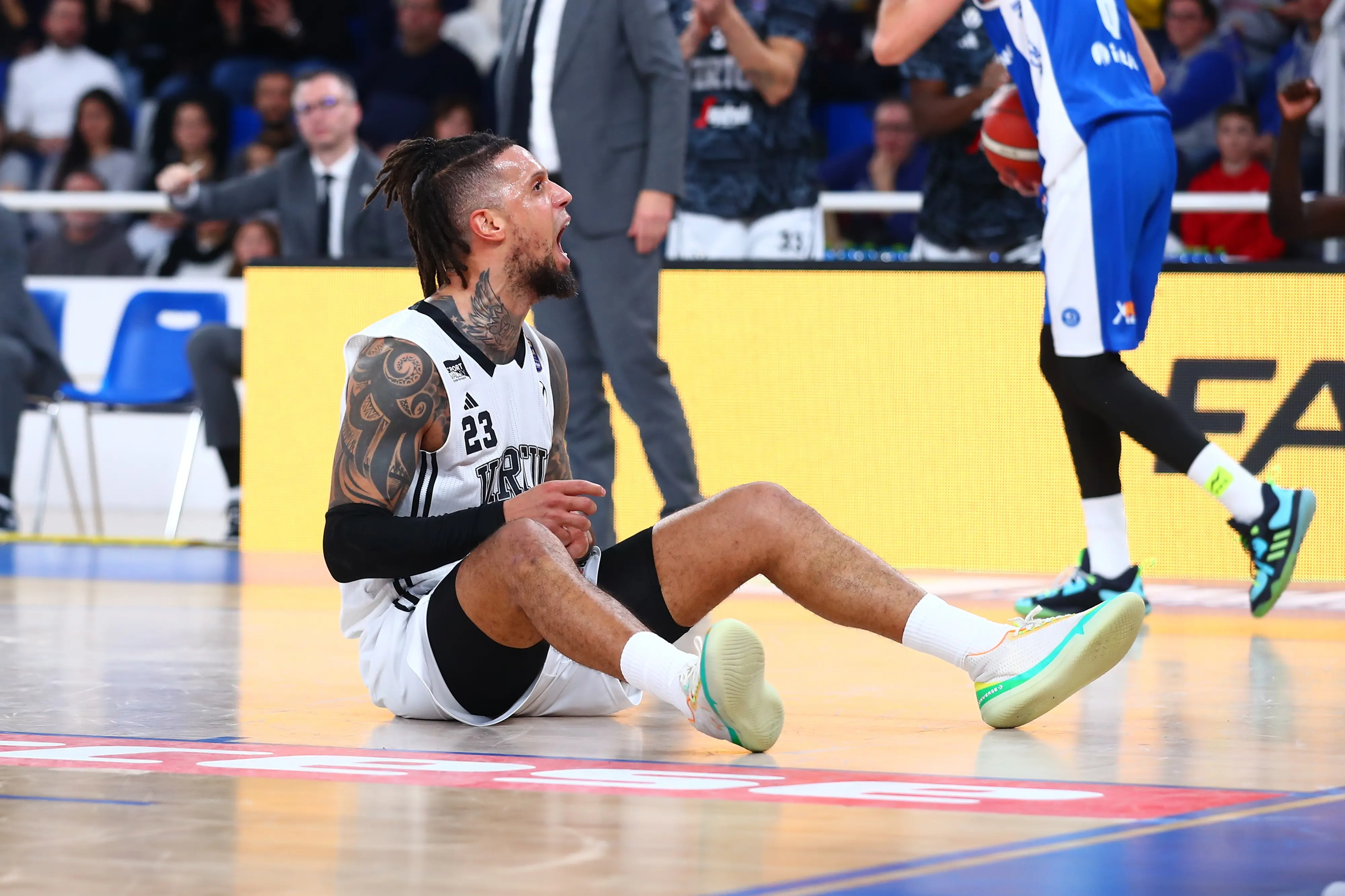 Hackett sbaglia, la Virtus cade a Brescia in volata