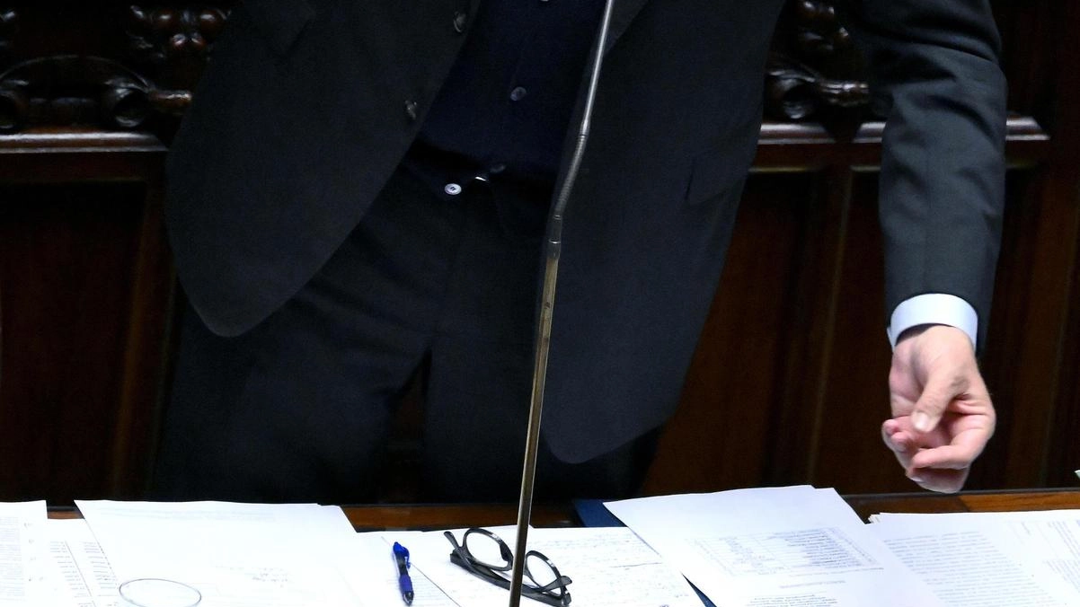 Il ministro della Difesa Guido Crosetto sottolinea l'importanza della sicurezza nazionale al di sopra delle convenienze politiche.