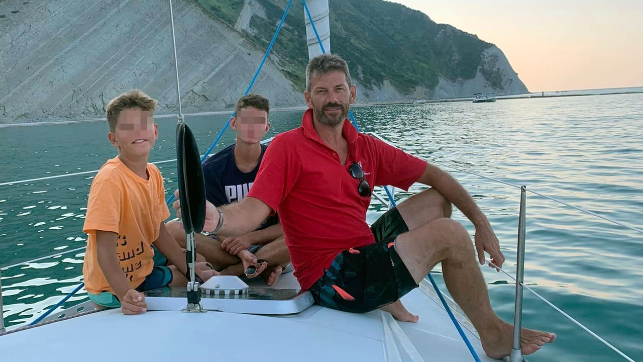 Il 17enne che ha sterminato la famiglia in barca con papà e fratellino (Ansa)