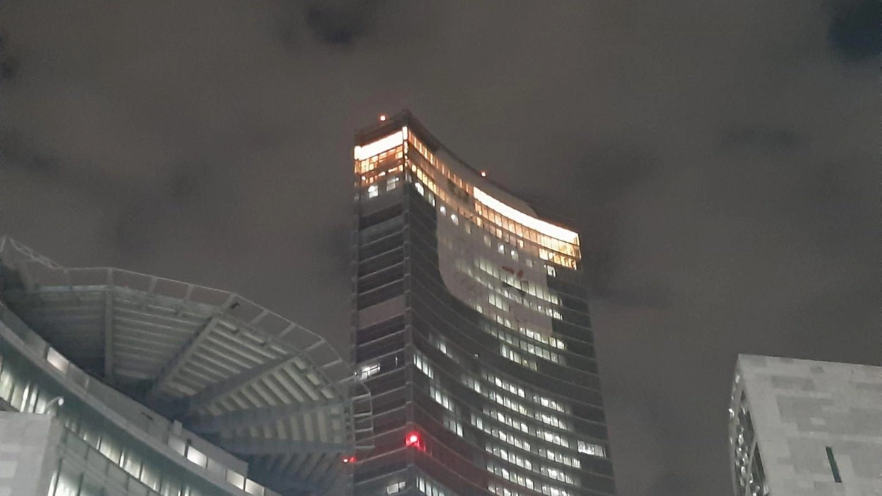 Illuminati i palazzi della Regione Lombardia per Ariel e Kfir