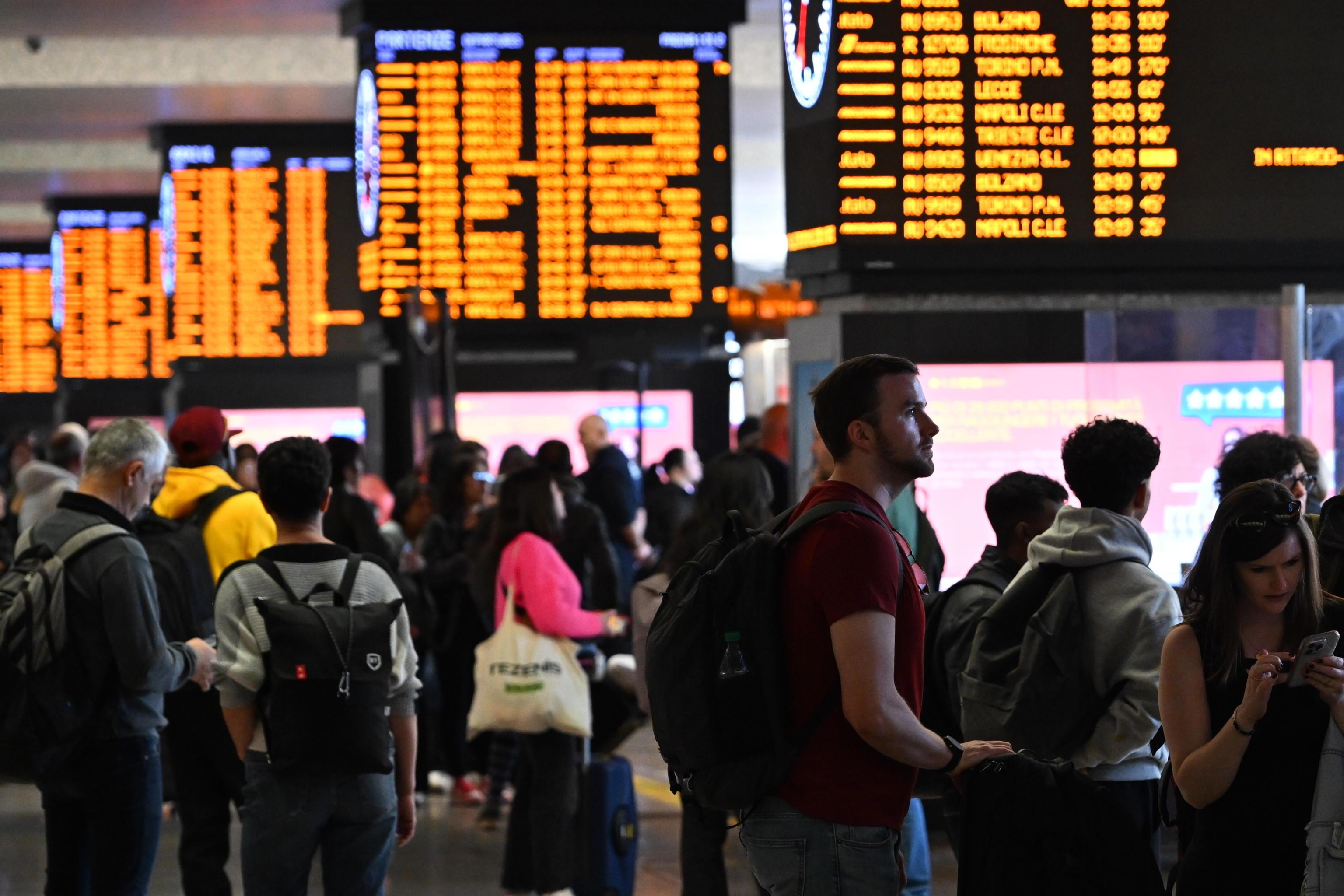 Sciopero treni oggi, cancellazioni e ritardi in tutta Italia. A che ora finisce