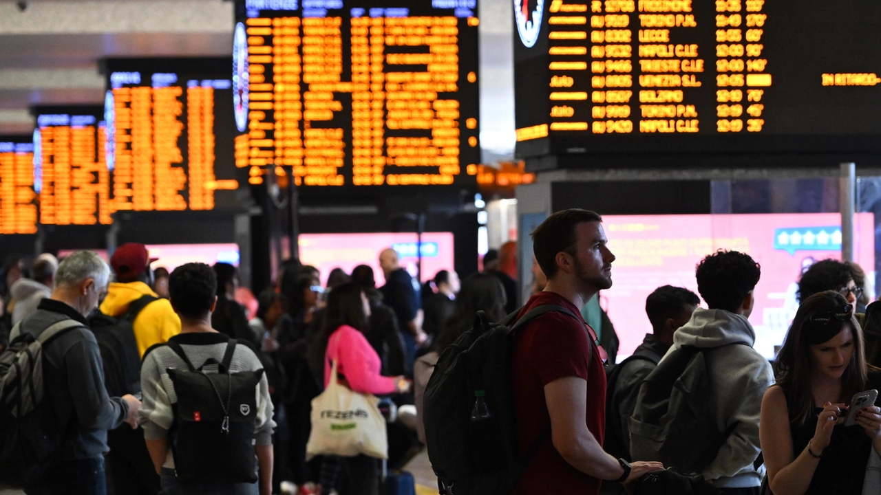 Passeggeri alla stazione Termini durante lo sciopero del personale ferroviario, Roma, 5 novembre 2024