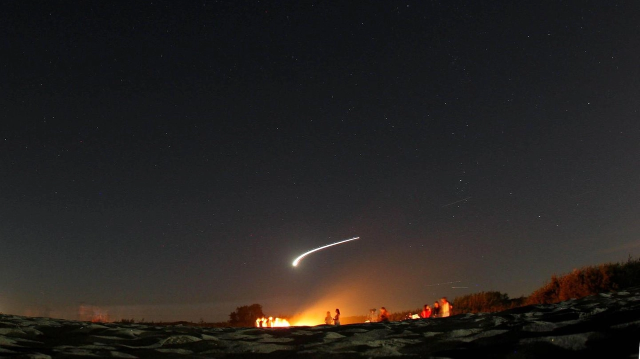 Una bellissima immagine di una stella cadente