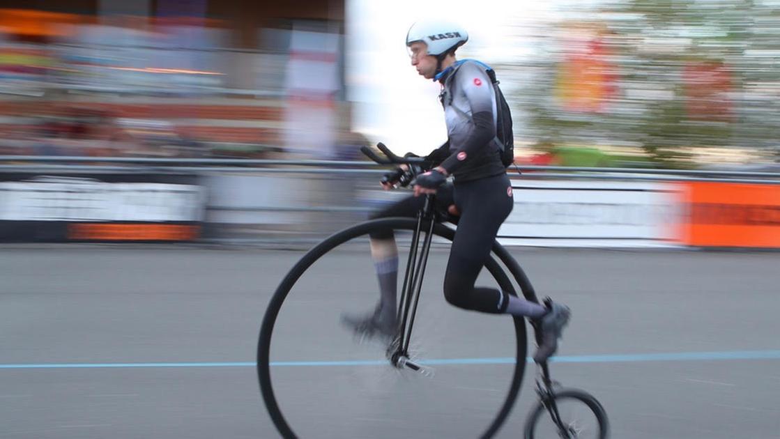 L’impresa di Alberto Bona, “Io e la mia bici dell’800. Il record dell’ora è storico”