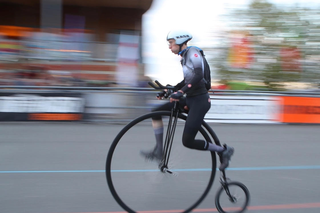 Alberto Bona ha stabilito il guinness in sella alla sua bici dell'800