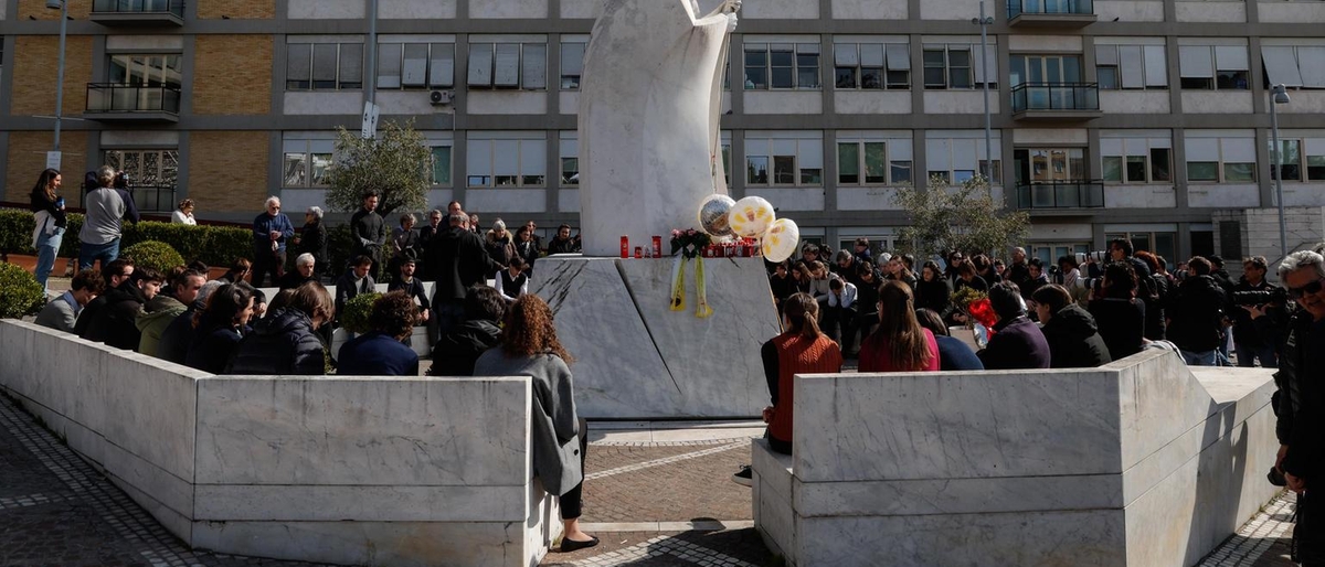 Le condizioni critiche del Papa: lieve insufficienza renale sotto controllo