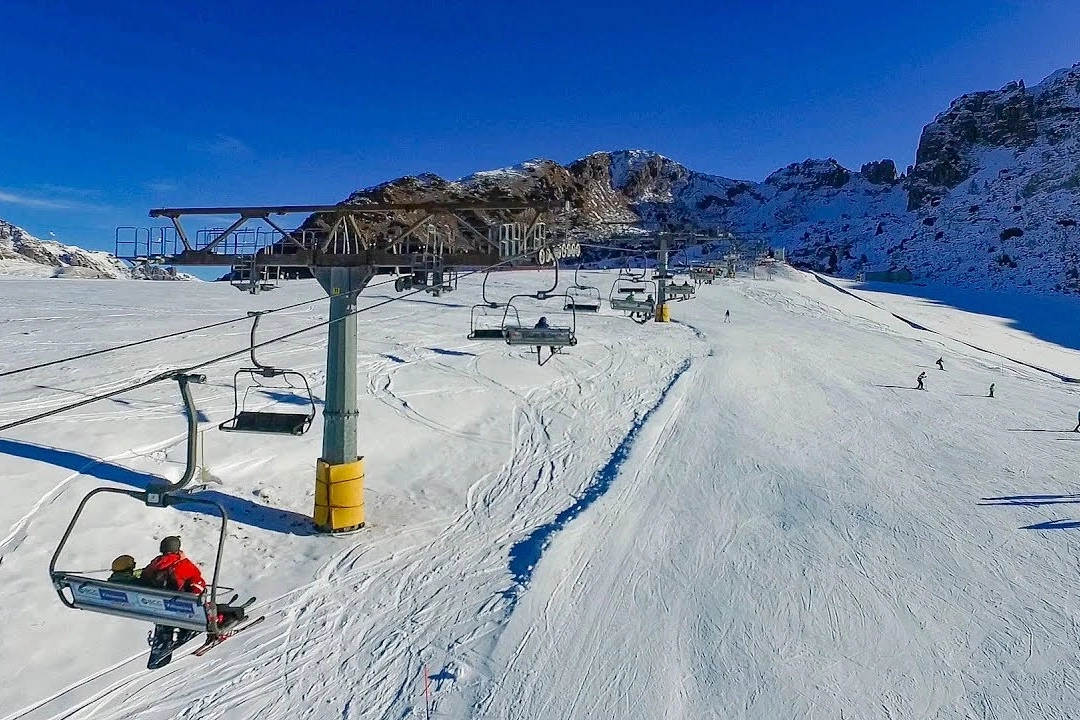 Dalle lunghe piste di Bormio al fascino di Livigno: tra Alpi e Appennini ce n’è per tutti gli amanti di sci. Ecco alcuni suggerimenti e le date di apertura degli impianti per il 2024