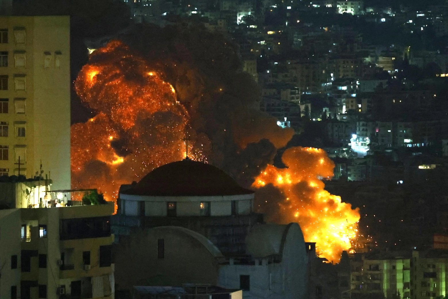 Raid israeliani su Beirut nella notte