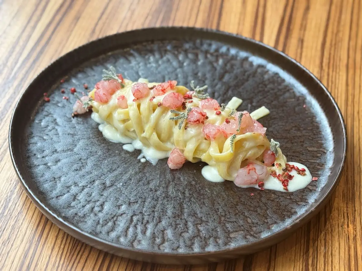 Fettuccelle cacio, pepe rosa e gamberi: la ricetta d’autore per San Valentino