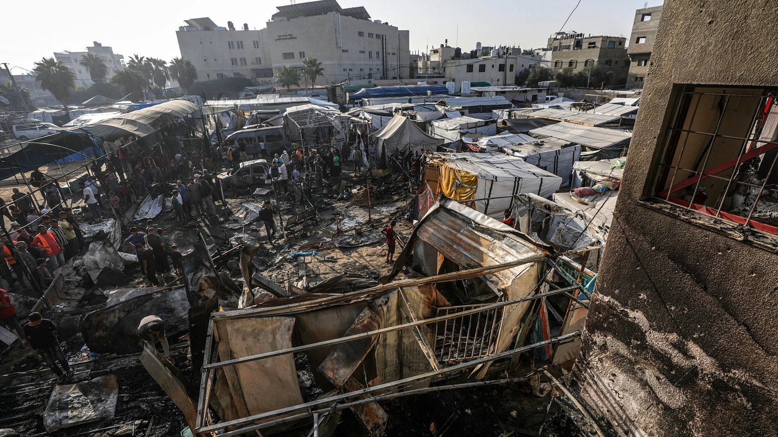 Raid di Israele su ospedale a Gaza, a fuoco tendopoli (foto Ansa)