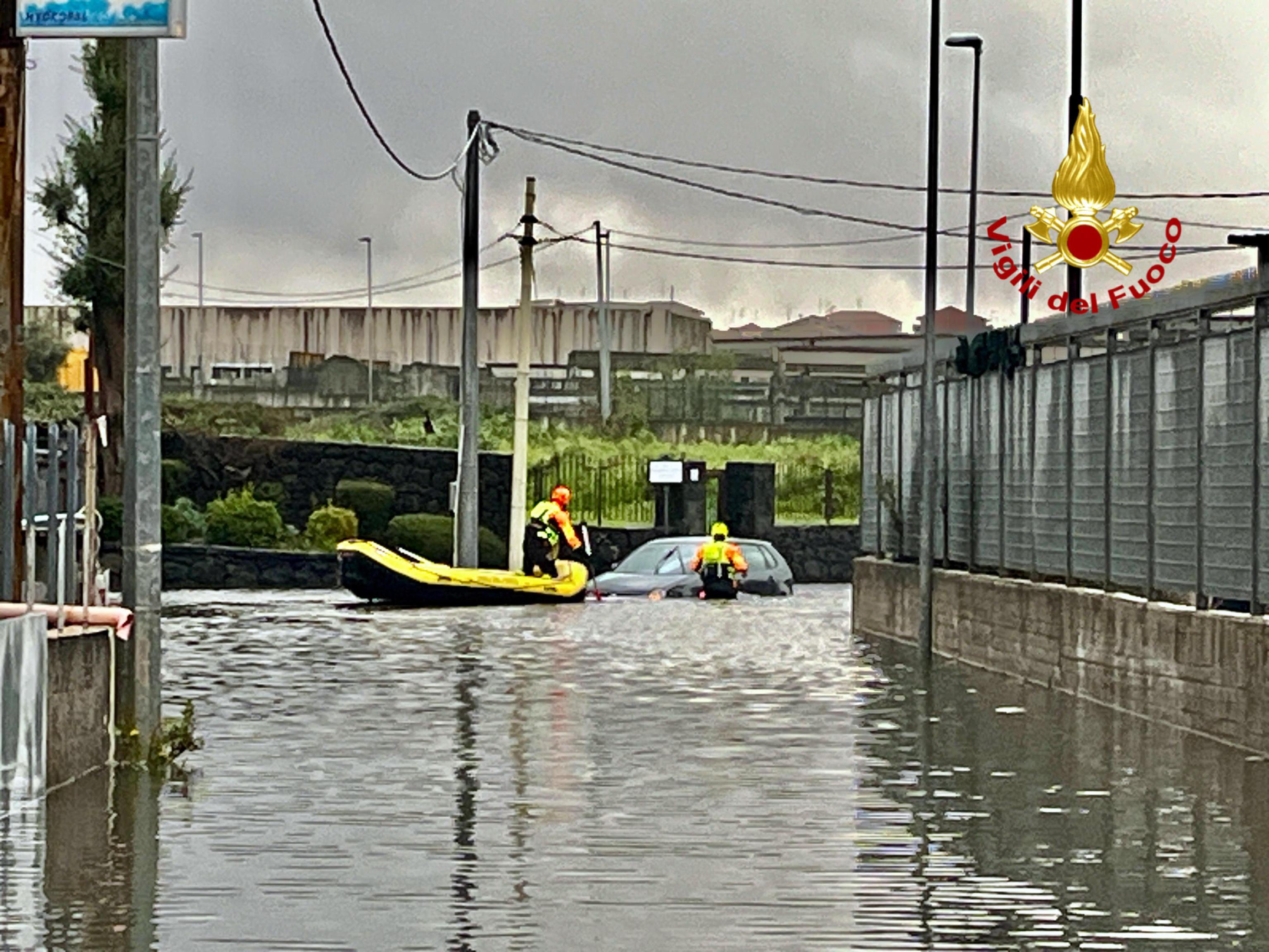 Maltempo in Sicilia: auto sommerse dall’acqua. Odissea per le Eolie