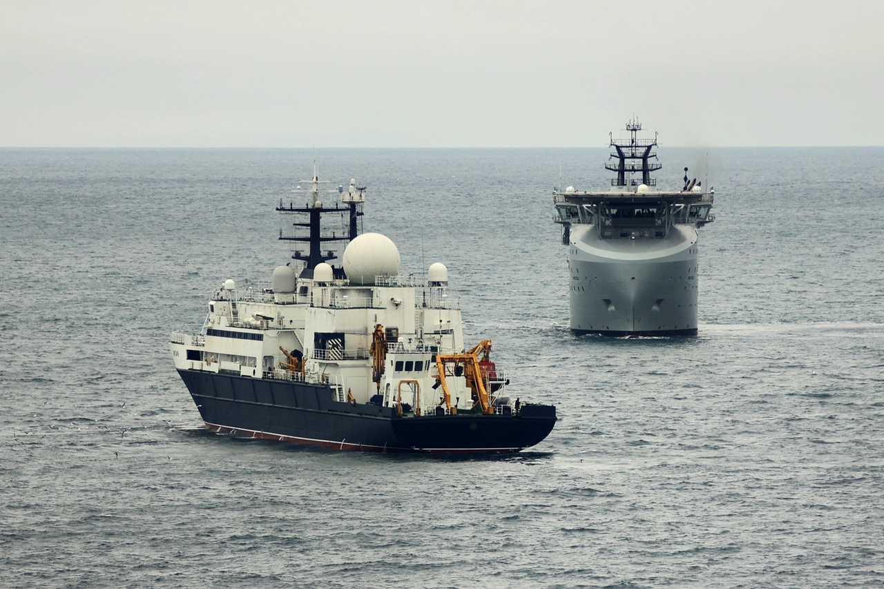 Un'immagine pubblicata dal Ministero della Difesa britannico mostra la Royal Navy Royal Navy di RFA Proteus (R) che pattuglia vicino alla nave russa Yantar