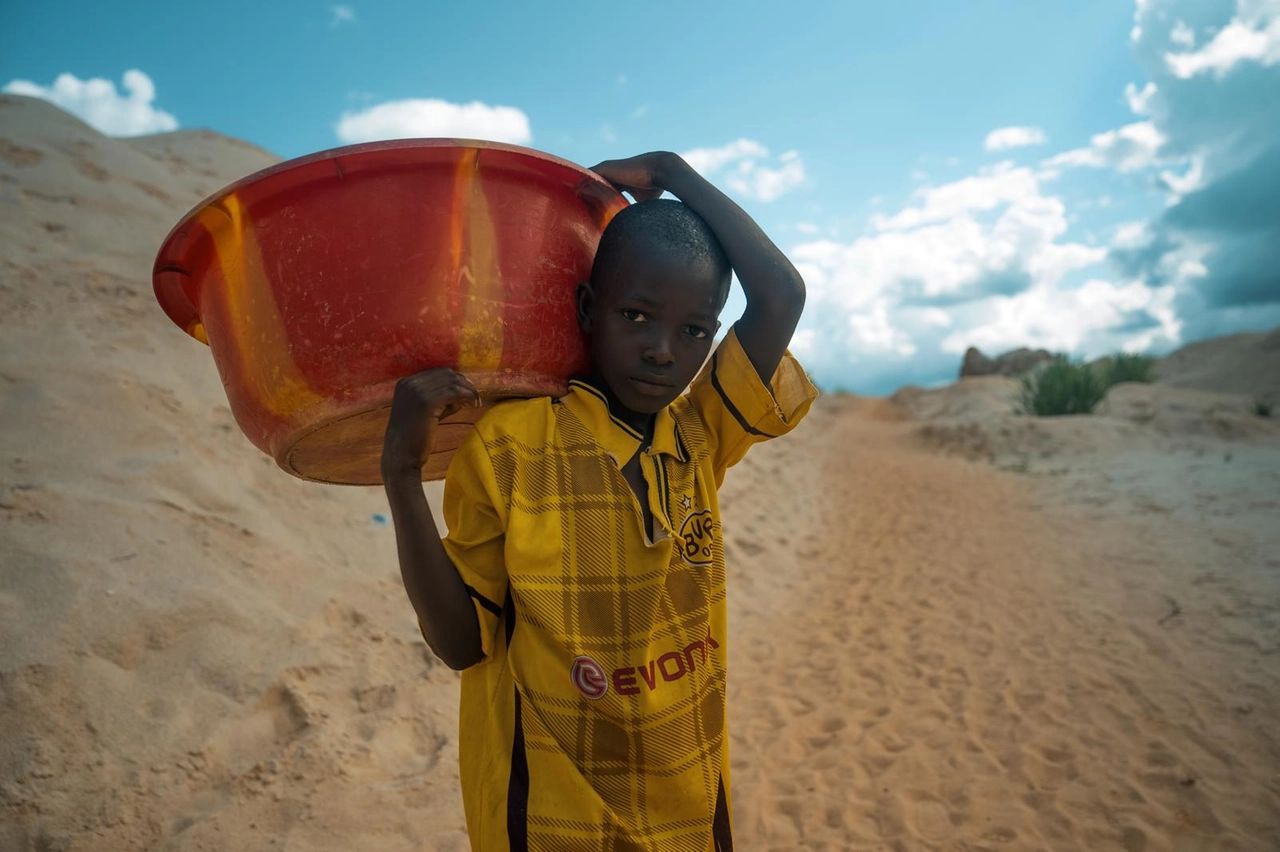 Quasi tutti i ragazzi nella regione di Kono in Sierra Leone sono costretti ad andare a caccia di diamanti nelle miniere a cielo aperto