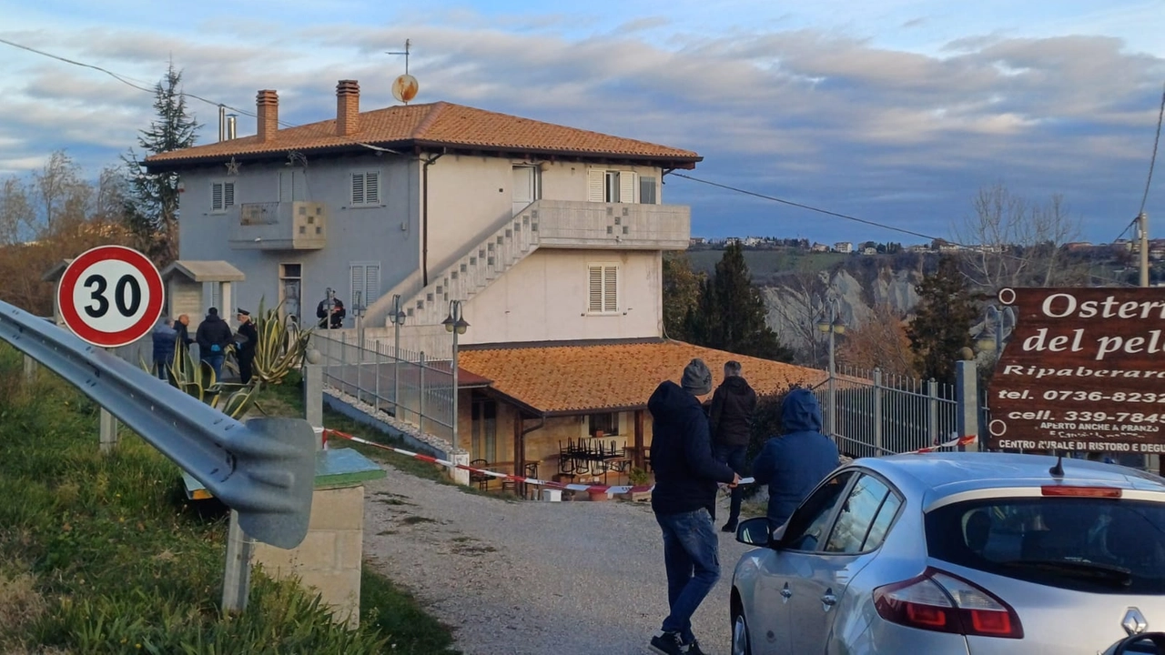 La casa teatro della tragedia a Ripaberarda, frazione di Castignano (Ascoli Piceno). Il marito avrebbe ucciso la donna a coltellate poi avrebbe tentato di togliersi la vita