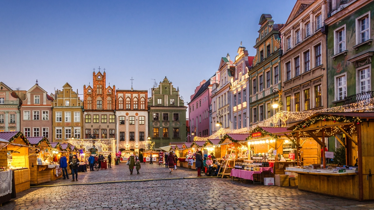 Polonia, addobbi natalizi e mercatino di Natale in piazza del Municipio