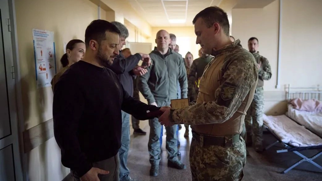 Zelensky visita le truppe nel Donetsk (Ansa)