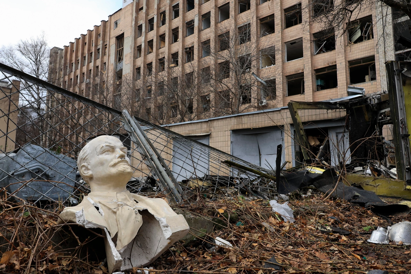 La statua di Lenin a Kharkiv tra i resti di un bombardamento