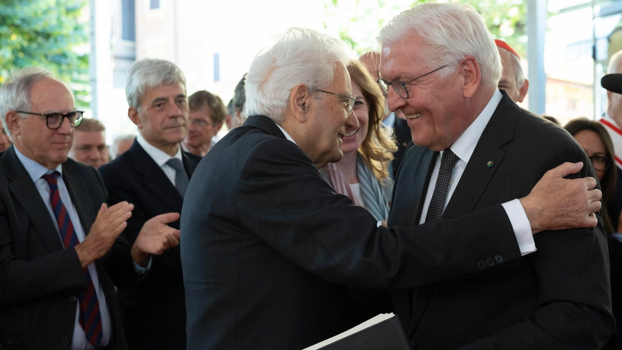 L’abbraccio tra Sergio Mattarella e il presidente tedesco Frank-Walter Steinmeier