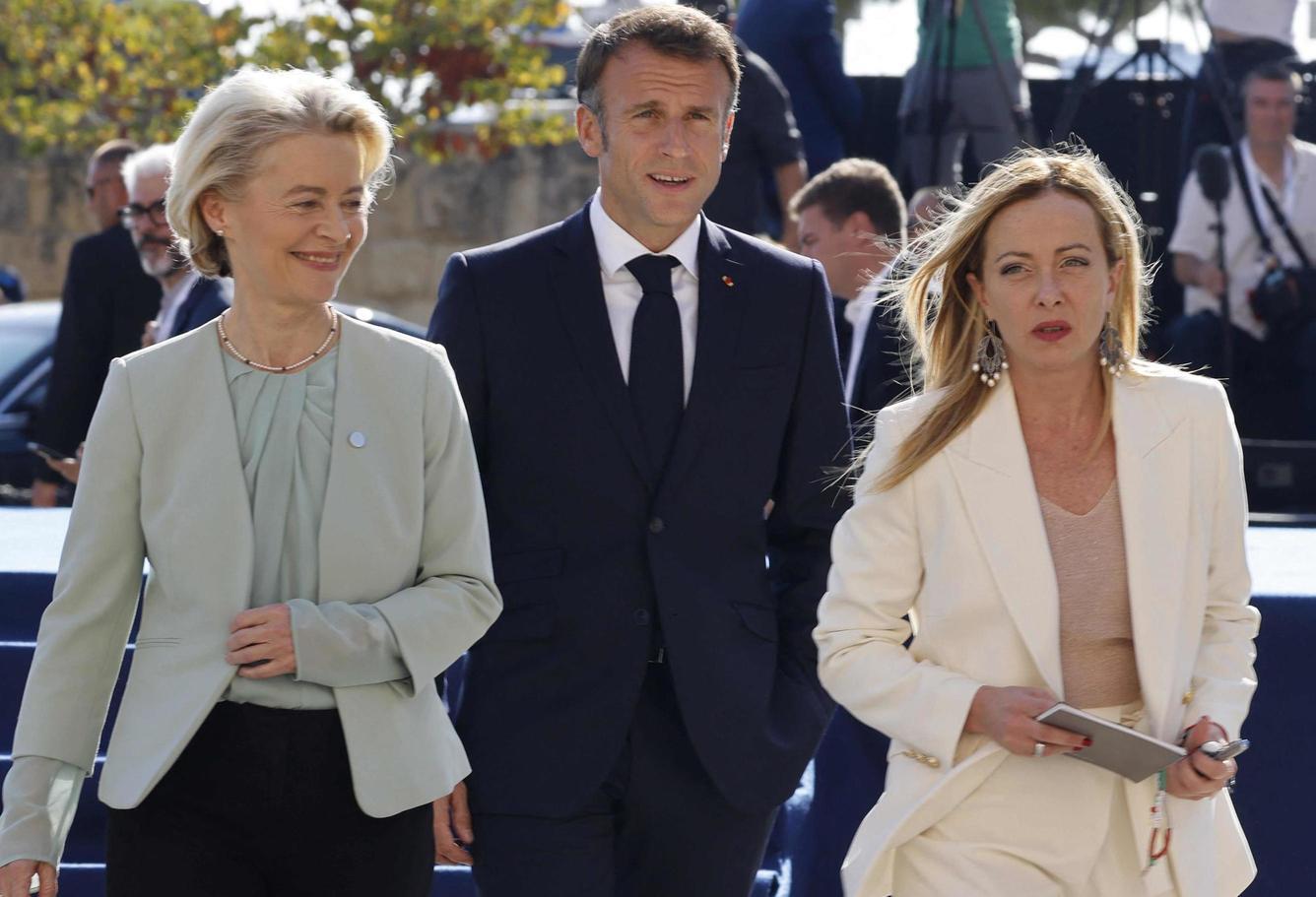 Da sinistra, la presidente della Commissione Ue, Ursula von der Leyen, il presidente francese Emmanuel Macron e la presidente del Consiglio Giorgia Meloni