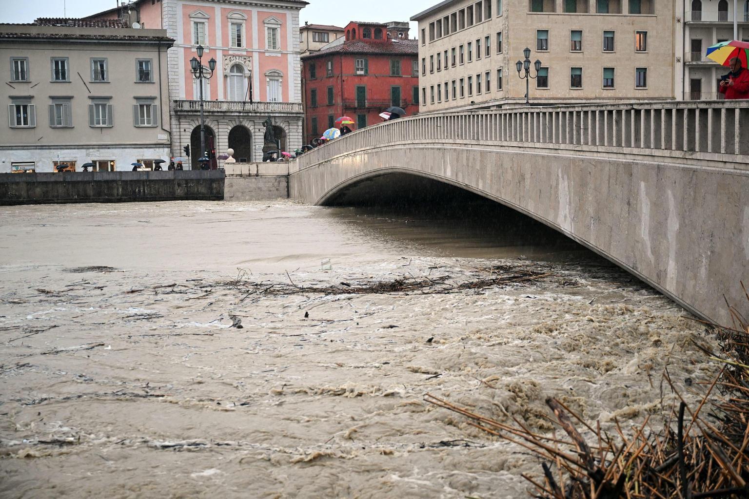 Maltempo, l'Arno sale a Firenze a 4,05 metri