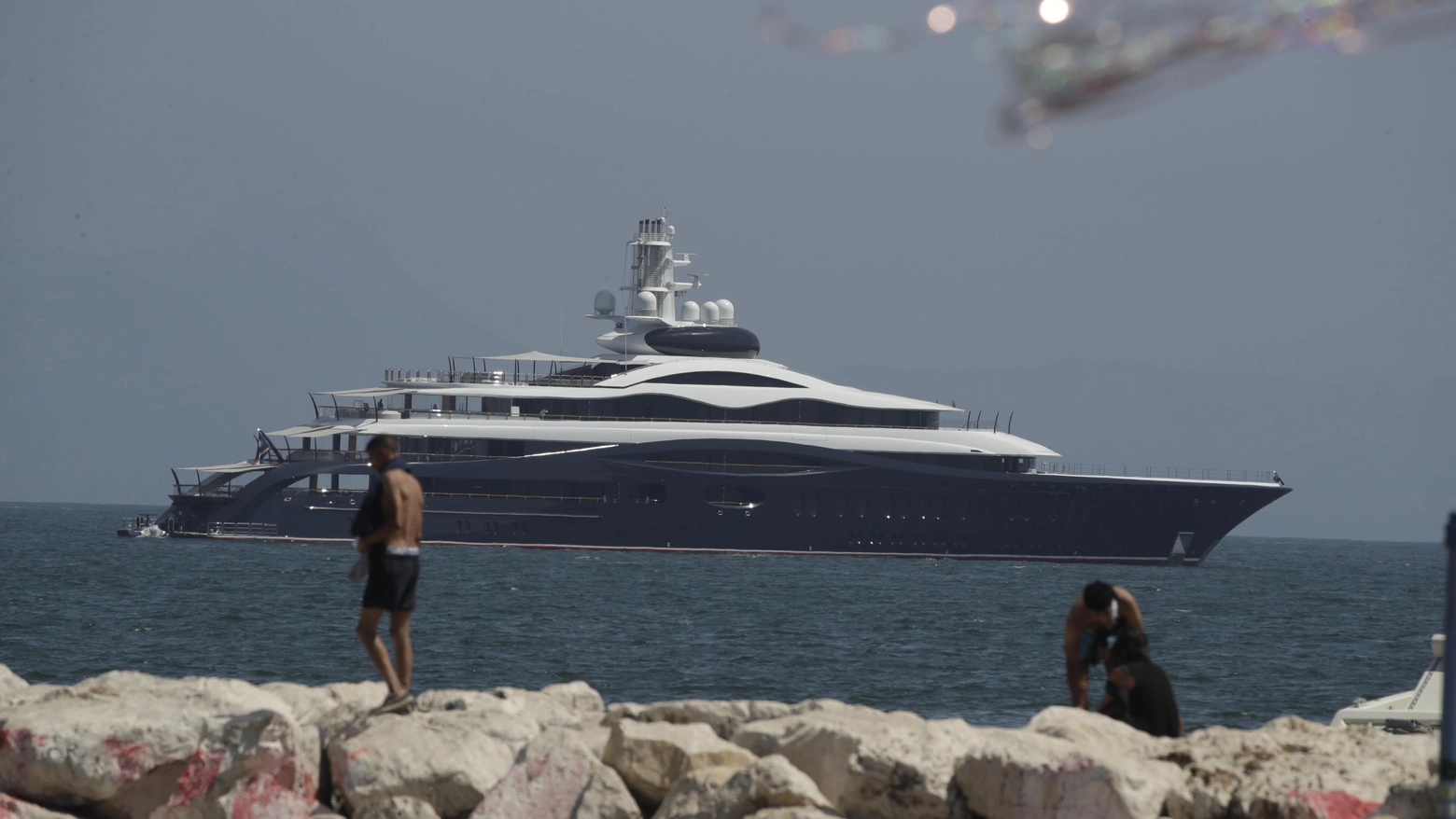 Il mega yacht di Mark Zuckerberg in rada davanti via Caracciolo, Napoli, 08 luglio 2024. ANSA (NPK)