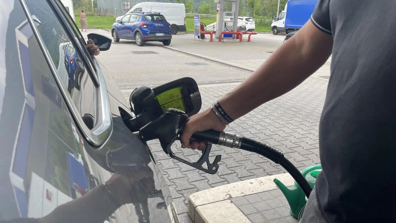 Diesel a 1,686 euro al litro, ai minimi da luglio 2023