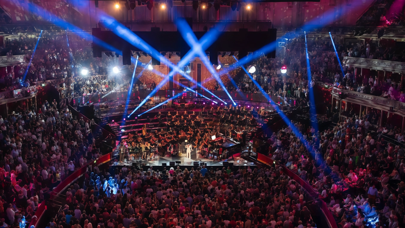 Alla Royal Albert Hall di Londra l’orchestra dei Bbc Proms ha aperto il Festival 2024 eseguendo i brani più noti degli anni ’70