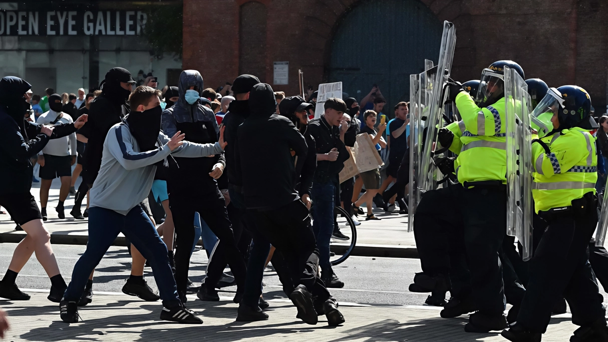 Dopo le tre bambine uccise a coltellate, le proteste islamofobe sono dilagate in tutto il Paese. Il primo ministro schiera un esercito di poliziotti. Ma i Tory attaccano: "Doveva muoversi più rapidamente".