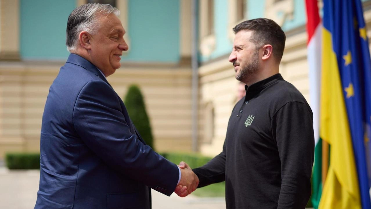 Il primo viaggio di Orban a Kiev: "Subito la tregua". Gelo di Zelensky. E intanto tesse la tela della destra
